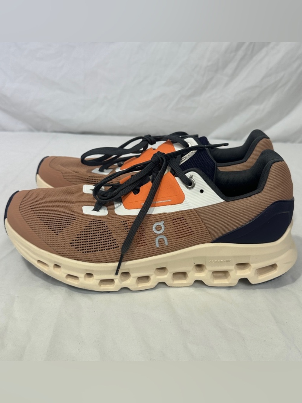 NWOT On CloudStratus Running Shoes - Women's 10